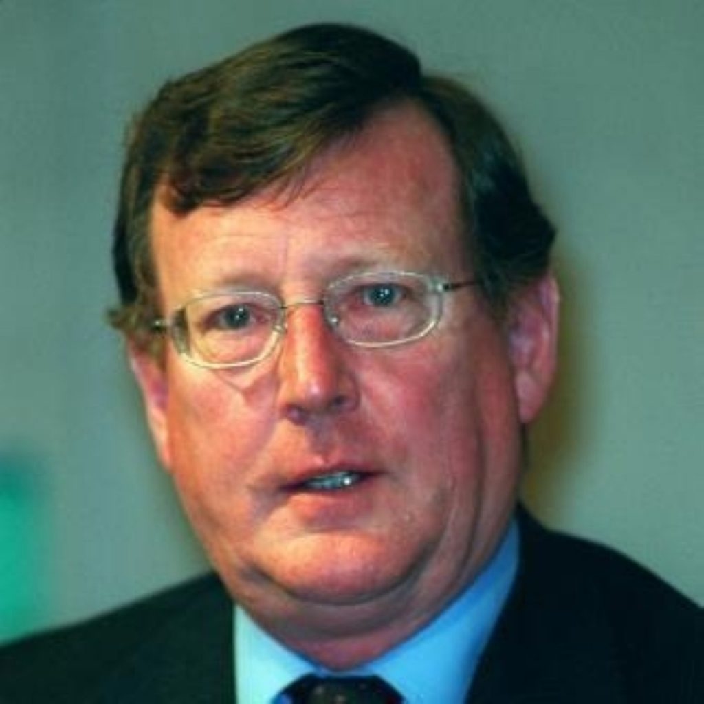 Trimble threatens to derail peace talks