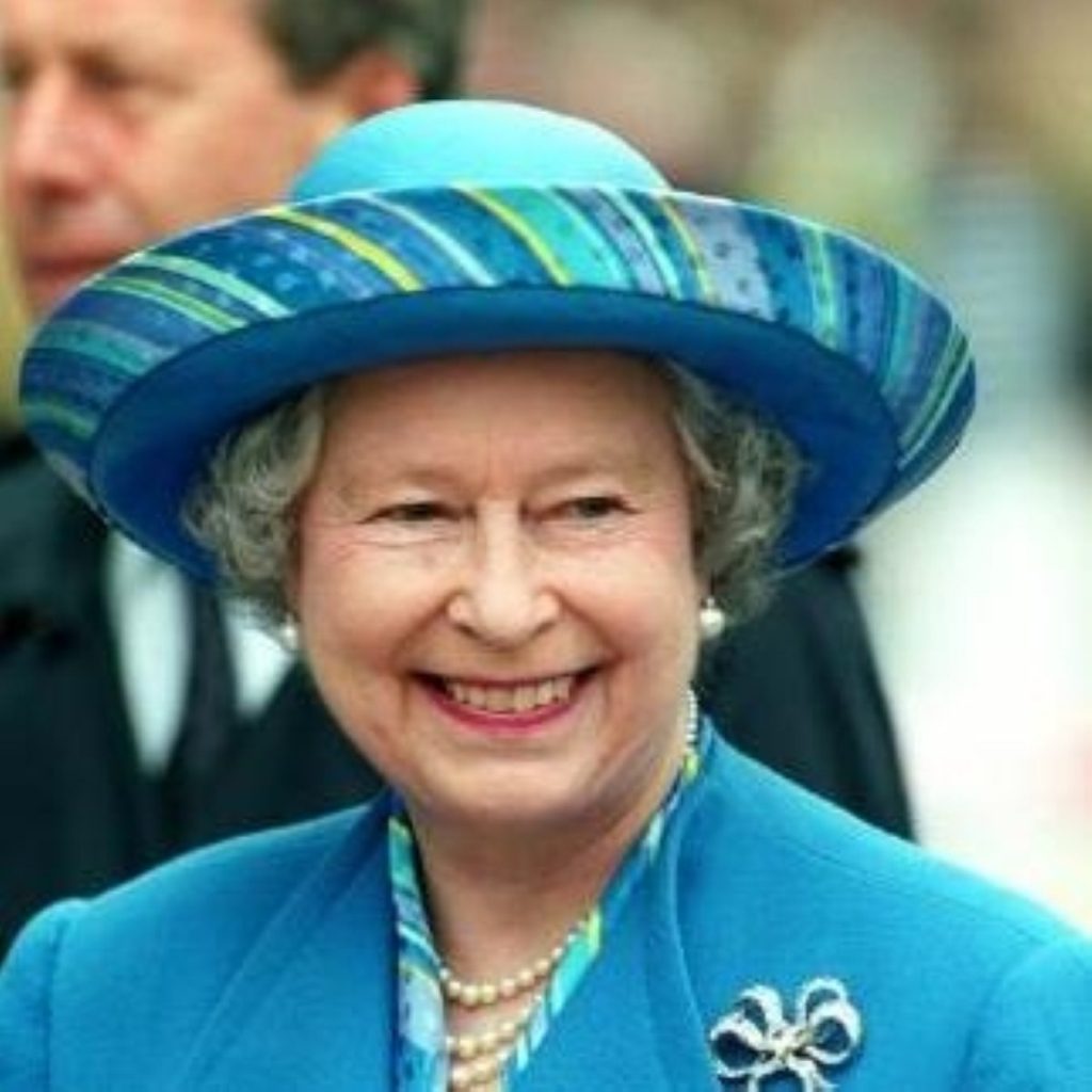 Queen to have knee op